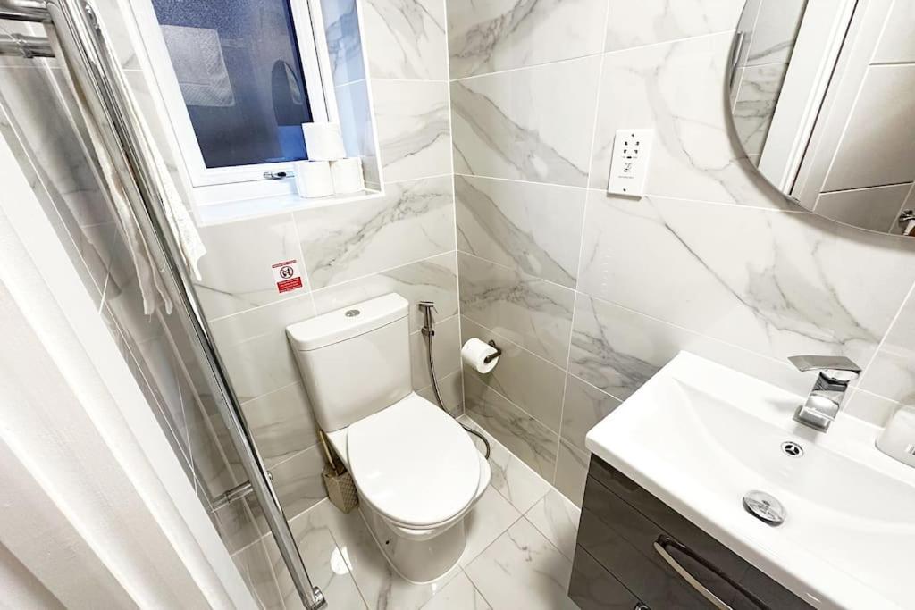 Walnut Flats-F2, 3-Bedroom With Garden & Patio - Ac, Parking, Netflix, Wifi - Close To Oxford, Bicester & Blenheim Palace エクステリア 写真