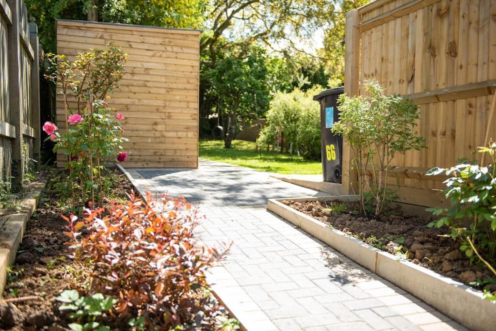 Walnut Flats-F2, 3-Bedroom With Garden & Patio - Ac, Parking, Netflix, Wifi - Close To Oxford, Bicester & Blenheim Palace エクステリア 写真
