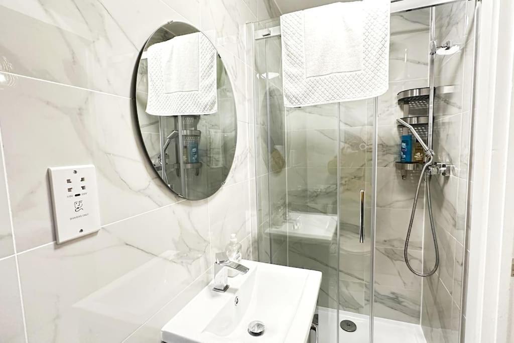 Walnut Flats-F2, 3-Bedroom With Garden & Patio - Ac, Parking, Netflix, Wifi - Close To Oxford, Bicester & Blenheim Palace エクステリア 写真