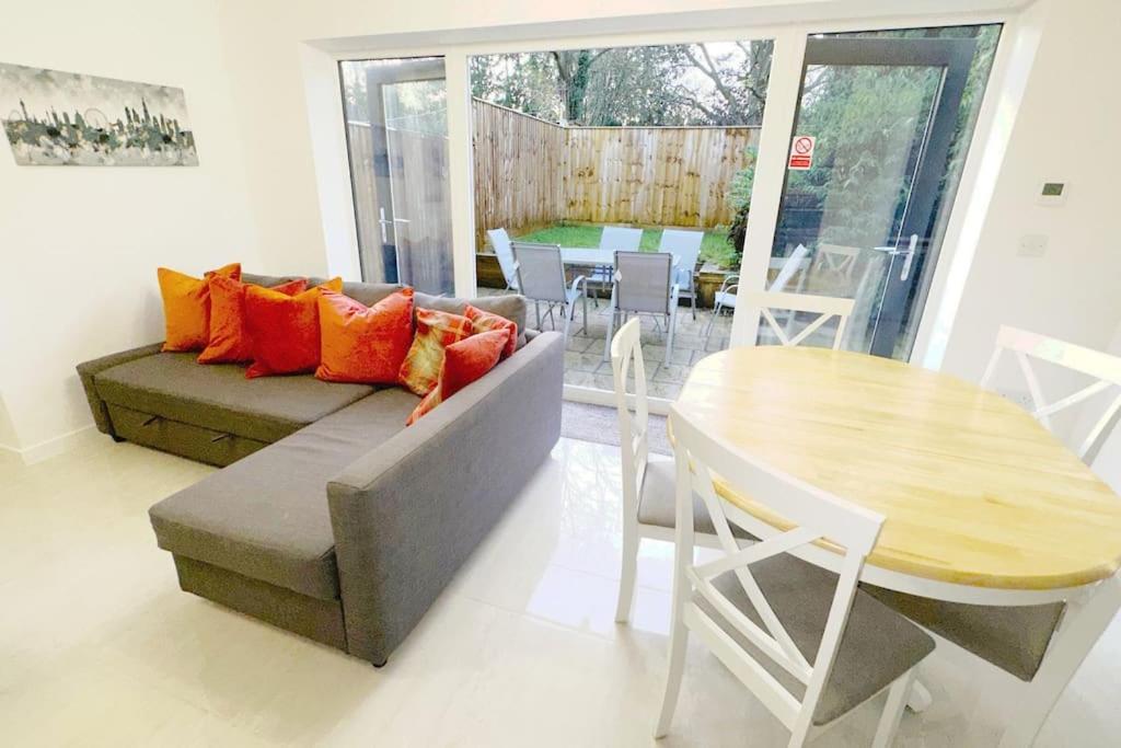 Walnut Flats-F2, 3-Bedroom With Garden & Patio - Ac, Parking, Netflix, Wifi - Close To Oxford, Bicester & Blenheim Palace エクステリア 写真