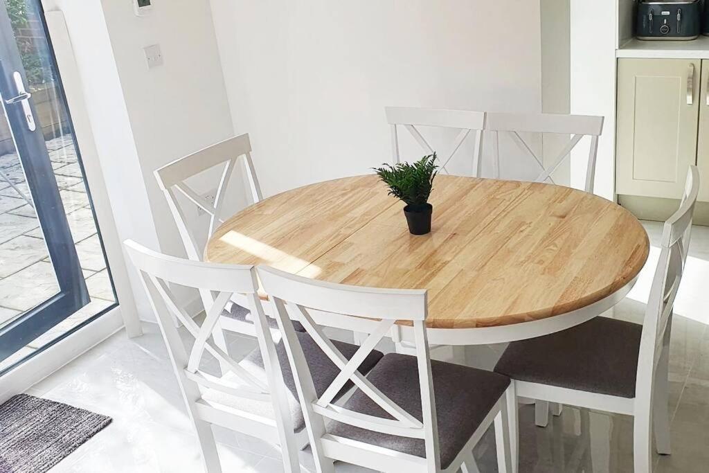 Walnut Flats-F2, 3-Bedroom With Garden & Patio - Ac, Parking, Netflix, Wifi - Close To Oxford, Bicester & Blenheim Palace エクステリア 写真