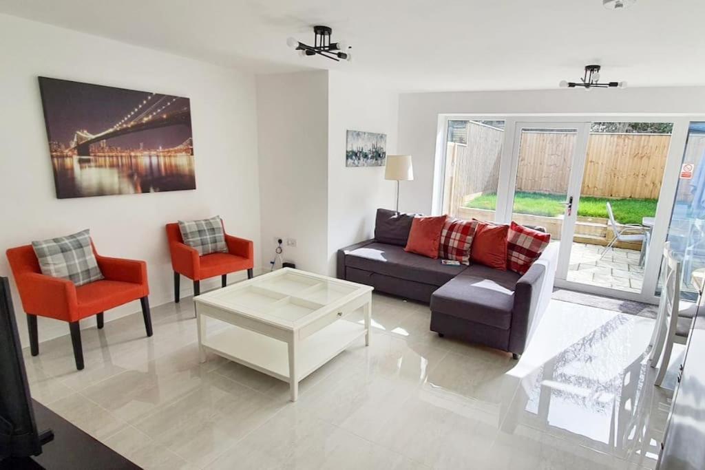 Walnut Flats-F2, 3-Bedroom With Garden & Patio - Ac, Parking, Netflix, Wifi - Close To Oxford, Bicester & Blenheim Palace エクステリア 写真