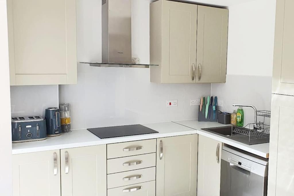 Walnut Flats-F2, 3-Bedroom With Garden & Patio - Ac, Parking, Netflix, Wifi - Close To Oxford, Bicester & Blenheim Palace エクステリア 写真