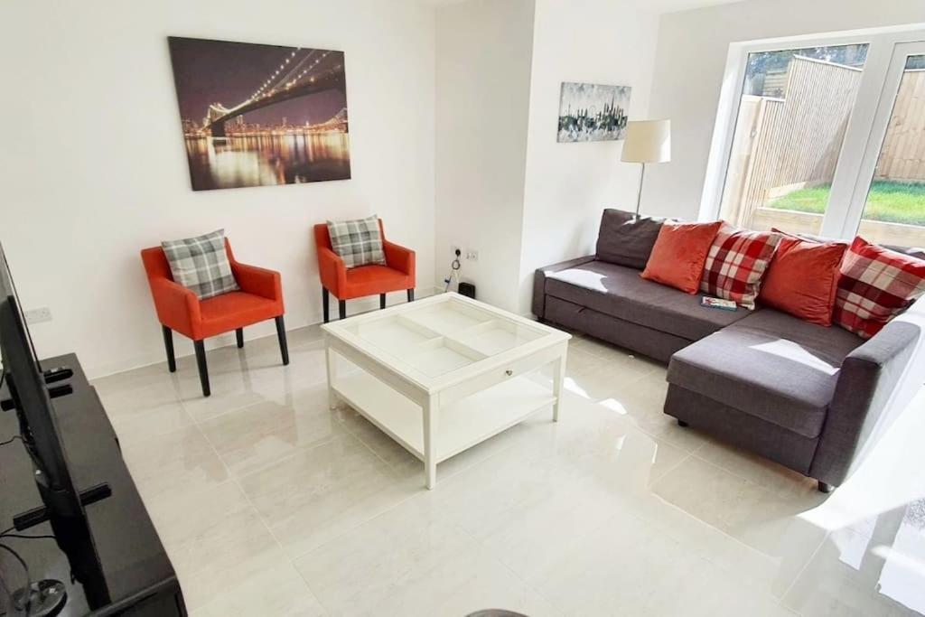 Walnut Flats-F2, 3-Bedroom With Garden & Patio - Ac, Parking, Netflix, Wifi - Close To Oxford, Bicester & Blenheim Palace エクステリア 写真